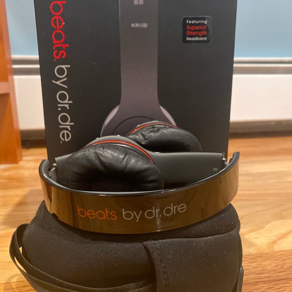 Beats by Dre with chords, box and storage case! - Picture 2 of 4